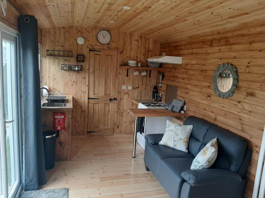 Anglesey New Modern Shepherds Hut With Spa Hot Tub Gwalchmai Buitenkant foto
